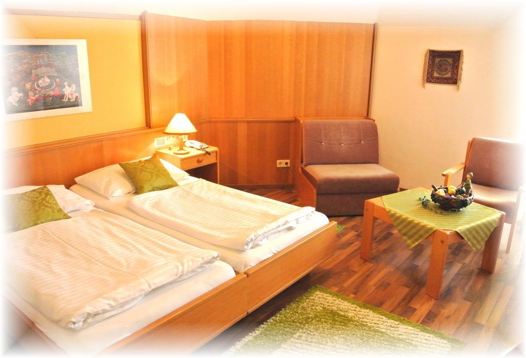 Parkhotel Neubauer Bad Sauerbrunn Rum bild